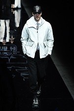 エンポリオ アルマーニ 2019年秋冬メンズコレクション、漆黒のランウェイに浮かぶエレガントな男性像｜写真140