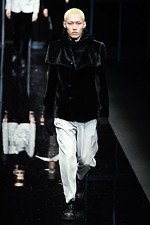 エンポリオ アルマーニ 2019年秋冬メンズコレクション、漆黒のランウェイに浮かぶエレガントな男性像｜写真142