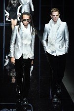 エンポリオ アルマーニ 2019年秋冬メンズコレクション、漆黒のランウェイに浮かぶエレガントな男性像｜写真148