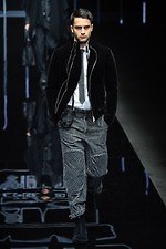 エンポリオ アルマーニ 2019年秋冬メンズコレクション、漆黒のランウェイに浮かぶエレガントな男性像｜写真16