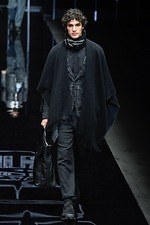 エンポリオ アルマーニ 2019年秋冬メンズコレクション、漆黒のランウェイに浮かぶエレガントな男性像｜写真17