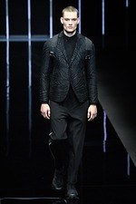 エンポリオ アルマーニ 2019年秋冬メンズコレクション、漆黒のランウェイに浮かぶエレガントな男性像｜写真25