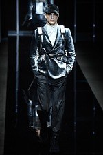 エンポリオ アルマーニ 2019年秋冬メンズコレクション、漆黒のランウェイに浮かぶエレガントな男性像｜写真36