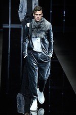 エンポリオ アルマーニ 2019年秋冬メンズコレクション、漆黒のランウェイに浮かぶエレガントな男性像｜写真37