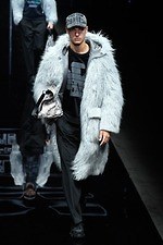 エンポリオ アルマーニ 2019年秋冬メンズコレクション、漆黒のランウェイに浮かぶエレガントな男性像｜写真44