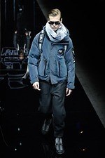 エンポリオ アルマーニ 2019年秋冬メンズコレクション、漆黒のランウェイに浮かぶエレガントな男性像｜写真47