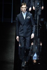 エンポリオ アルマーニ 2019年秋冬メンズコレクション、漆黒のランウェイに浮かぶエレガントな男性像｜写真69