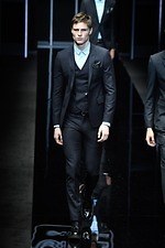 エンポリオ アルマーニ 2019年秋冬メンズコレクション、漆黒のランウェイに浮かぶエレガントな男性像｜写真71