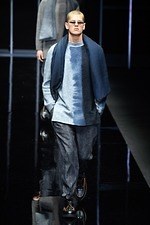 エンポリオ アルマーニ 2019年秋冬メンズコレクション、漆黒のランウェイに浮かぶエレガントな男性像｜写真74