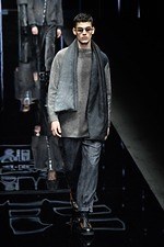 エンポリオ アルマーニ 2019年秋冬メンズコレクション、漆黒のランウェイに浮かぶエレガントな男性像｜写真75