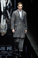 エンポリオ アルマーニ 2019年秋冬メンズコレクション、漆黒のランウェイに浮かぶエレガントな男性像｜写真77