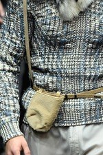 エンポリオ アルマーニ 2019年秋冬メンズコレクション、漆黒のランウェイに浮かぶエレガントな男性像｜写真79