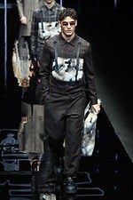 エンポリオ アルマーニ 2019年秋冬メンズコレクション、漆黒のランウェイに浮かぶエレガントな男性像｜写真90