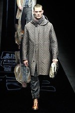 エンポリオ アルマーニ 2019年秋冬メンズコレクション、漆黒のランウェイに浮かぶエレガントな男性像｜写真92