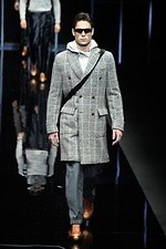 エンポリオ アルマーニ 2019年秋冬メンズコレクション、漆黒のランウェイに浮かぶエレガントな男性像｜写真96