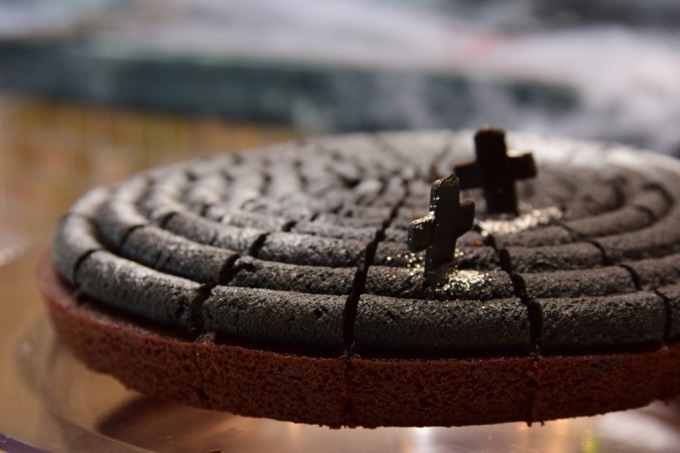 「ハロウィン スイーツ ビュッフェ」スイスホテル南海大阪で、十字架チョコケーキや真っ黒マカロン｜写真5