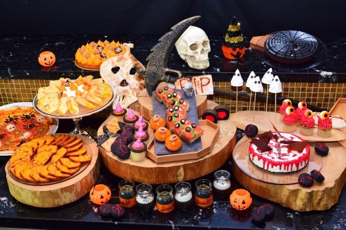 ブランチ｜「ハロウィン スイーツ ビュッフェ」スイスホテル南海大阪で、十字架チョコケーキや真っ黒マカロン