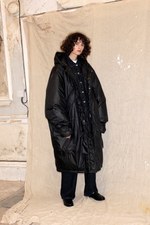 キャサリン イー ハムネット×デュベティカのダウン、ユニセックスのオーバーサイズパーカーなど5型｜写真2