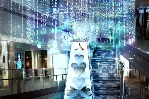 コスメキッチン｜表参道ヒルズのクリスマスイルミネーション、約6,000本の“つらら”から成る光のカーテン＆オーロラ