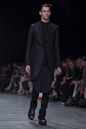 リック・オウエンス 2013年春夏コレクション - 男性の持つ、信念と芯の強さをデザインに｜写真2