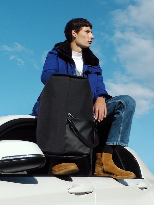 タトラス×コート・エ・シエルのバックパック、ブランドネーム入りストラップが目を引くバッグ - ファッションプレス