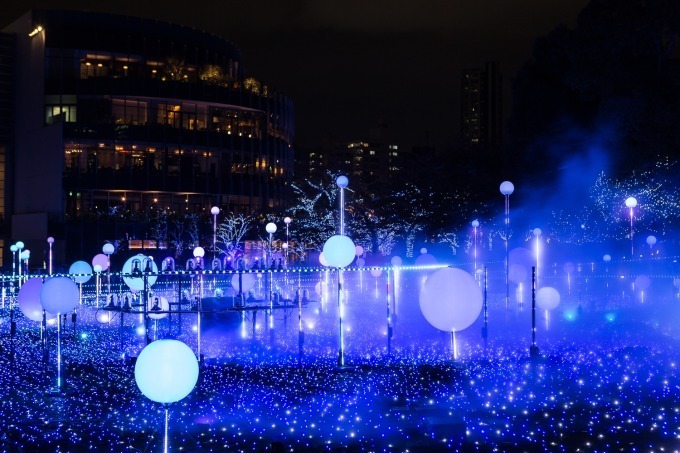 東京ミッドタウンのクリスマスイルミネーション、しゃぼん玉＆ミストで幻想的な宇宙を表現｜写真17