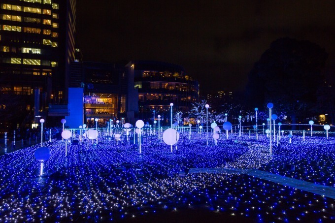 東京ミッドタウンのクリスマスイルミネーション、しゃぼん玉＆ミストで幻想的な宇宙を表現｜写真10