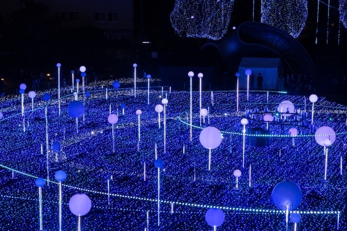 東京ミッドタウンのクリスマスイルミネーション、しゃぼん玉＆ミストで幻想的な宇宙を表現｜写真19