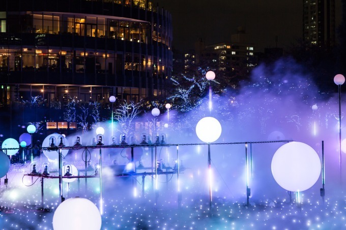 東京ミッドタウンのクリスマスイルミネーション、しゃぼん玉＆ミストで幻想的な宇宙を表現｜写真14