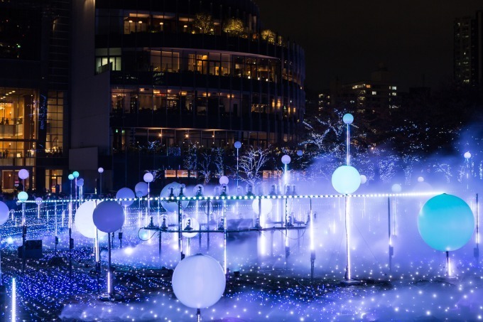 東京ミッドタウンのクリスマスイルミネーション、しゃぼん玉＆ミストで幻想的な宇宙を表現｜写真15