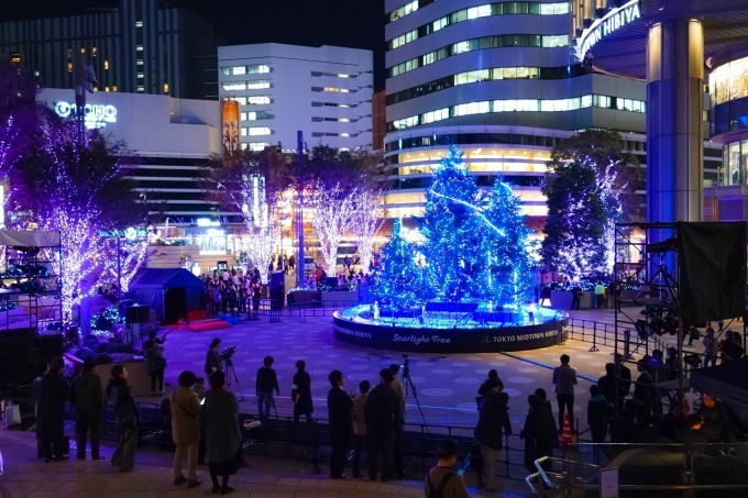 東京ミッドタウン日比谷の初イルミネーション、宇宙を表現したクリスマスツリー＆季節で変わるライトアップ｜写真14