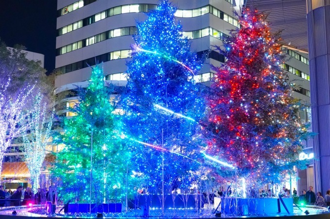 東京ミッドタウン日比谷の初イルミネーション 宇宙を表現したクリスマスツリー 季節で変わるライトアップ ファッションプレス