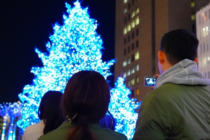 東京ミッドタウン日比谷の初イルミネーション、宇宙を表現したクリスマスツリー＆季節で変わるライトアップ｜写真7