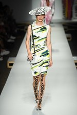 モスキーノ 2019年春夏コレクション - ファッションはドラマティックな時を越えて生まれる｜写真10