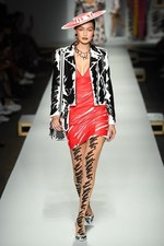 モスキーノ 2019年春夏コレクション - ファッションはドラマティックな時を越えて生まれる｜写真23