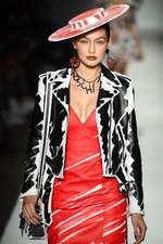 モスキーノ 2019年春夏コレクション - ファッションはドラマティックな時を越えて生まれる｜写真24