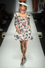 モスキーノ 2019年春夏コレクション - ファッションはドラマティックな時を越えて生まれる｜写真25