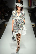 モスキーノ 2019年春夏コレクション - ファッションはドラマティックな時を越えて生まれる｜写真30