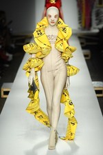 モスキーノ 2019年春夏コレクション - ファッションはドラマティックな時を越えて生まれる｜写真88