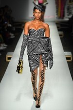 モスキーノ 2019年春夏コレクション - ファッションはドラマティックな時を越えて生まれる｜写真97