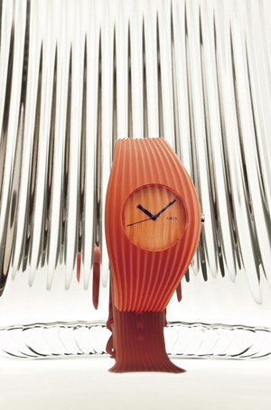 アレッシィ（ALESSI）から波状のドレープが美しい新作時計｜写真1