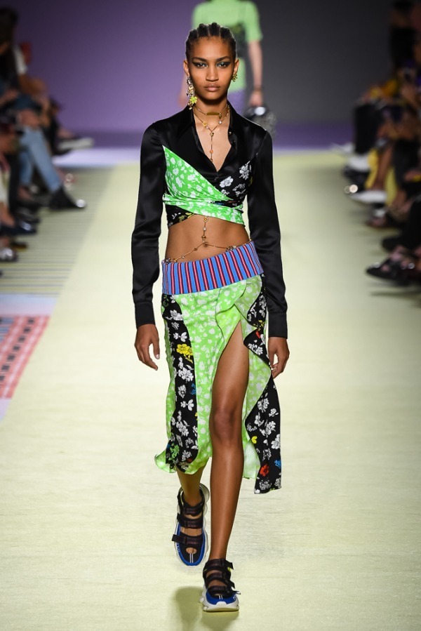 ヴェルサーチェ(VERSACE) 2019年春夏ウィメンズコレクション シルエット - 写真24