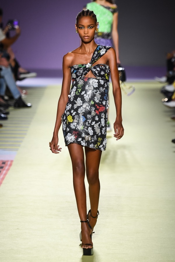 ヴェルサーチェ(VERSACE) 2019年春夏ウィメンズコレクション シルエット - 写真26