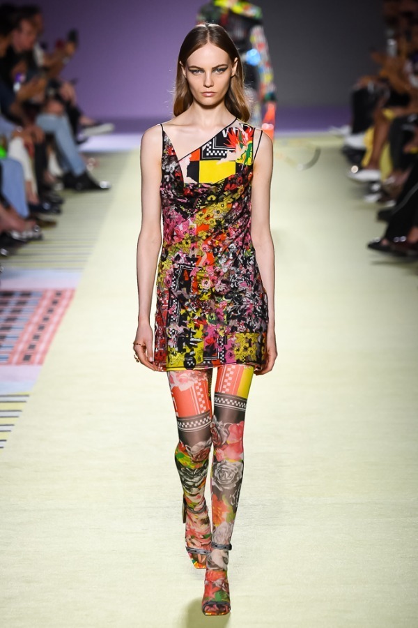 ヴェルサーチ 2019年春夏コレクション - 柄ON柄のミックスコーデでパワフルに｜写真60