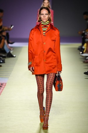 ヴェルサーチ 2019年春夏コレクション - 柄ON柄のミックスコーデでパワフルに｜写真1