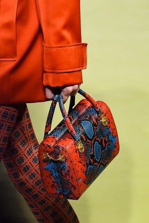 ヴェルサーチ 2019年春夏コレクション - 柄ON柄のミックスコーデでパワフルに｜写真2