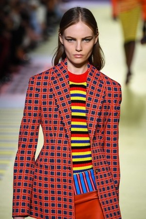 ヴェルサーチ 2019年春夏コレクション - 柄ON柄のミックスコーデでパワフルに｜写真4