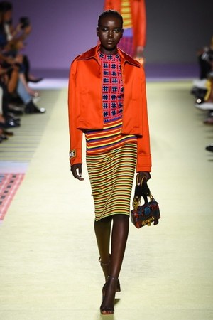 ヴェルサーチ 2019年春夏コレクション - 柄ON柄のミックスコーデでパワフルに｜写真5
