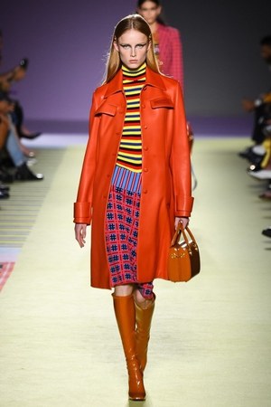 ヴェルサーチ 2019年春夏コレクション - 柄ON柄のミックスコーデでパワフルに｜写真6