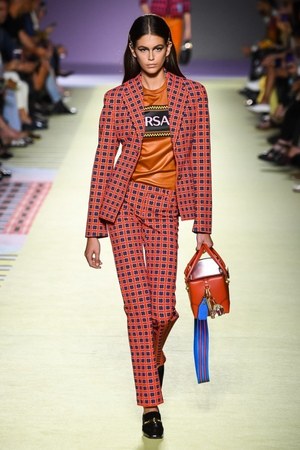 ヴェルサーチ 2019年春夏コレクション - 柄ON柄のミックスコーデでパワフルに｜写真8